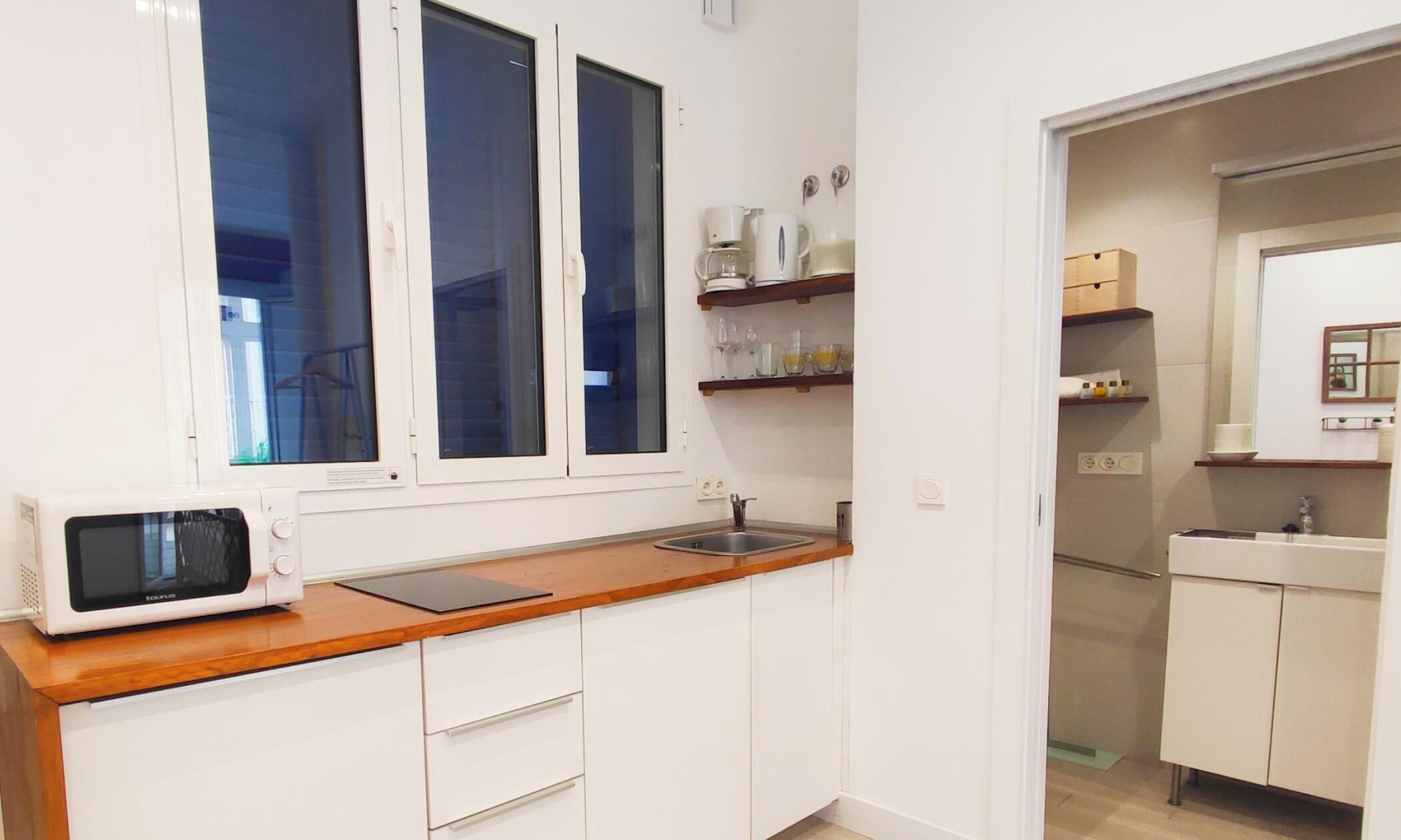 Kühlschrank, Mikrowelle, Wasserkocher mit Kaffee-/Teezubehör, Toaster