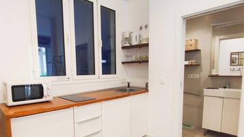 Kühlschrank, Mikrowelle, Wasserkocher mit Kaffee-/Teezubehör, Toaster