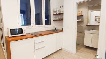 Frigorífic, microones, cafetera i tetera i torradora