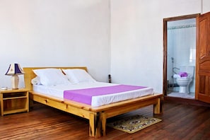Basic Double Room | Desk, free cribs/infant beds, free WiFi, bed sheets
