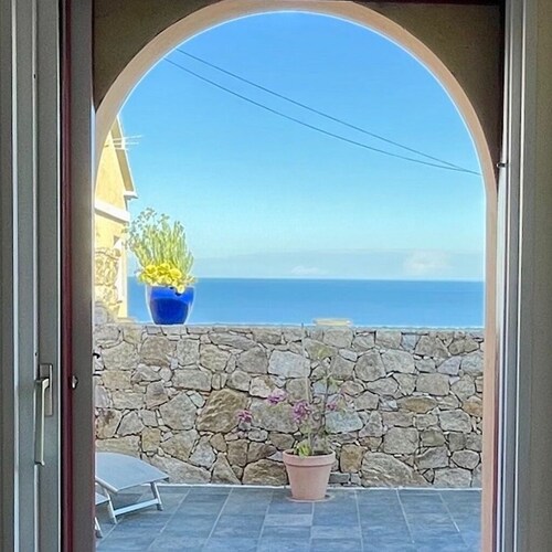 villa moderne inspirée des bergeries corse avec vue sur mer