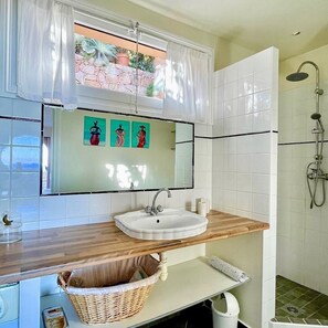 Shower, hair dryer, towels, toilet paper - renting a charming house, sea view, very well located. (Calvi)