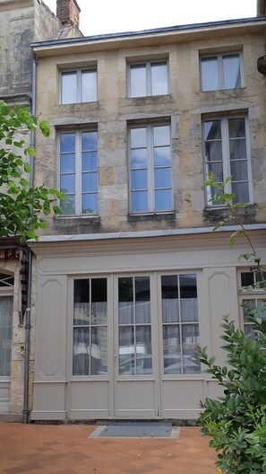 Exterior detail - Place Robert Darniche (Monségur)