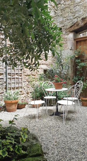 Outdoor dining - Place Robert Darniche (Monségur)