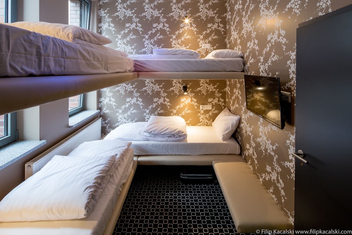 Vierbettzimmer | 1 Schlafzimmer, schallisolierte Zimmer, Bügeleisen/Bügelbrett