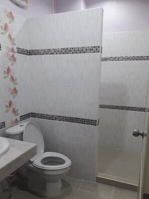 Regadera, amenidades de baño gratuitas, toallas