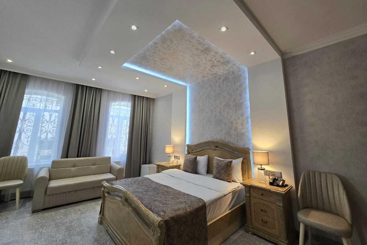 Habitación cuádruple Deluxe | Ropa de cama de alta calidad y camas con pillow-top