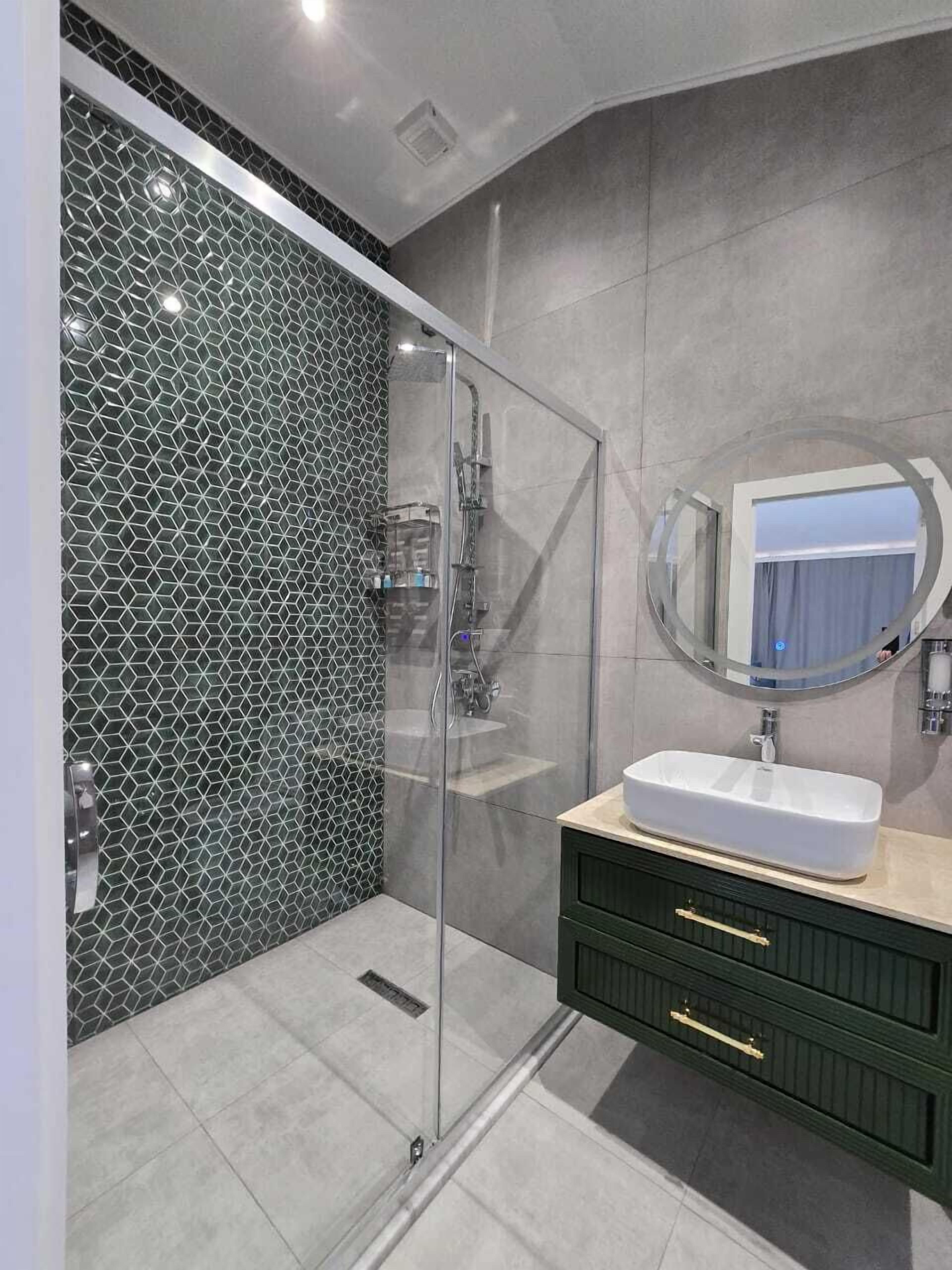 panoramic room | bathroom | shower, rainfall showerhead, free toiletries, hair dryer