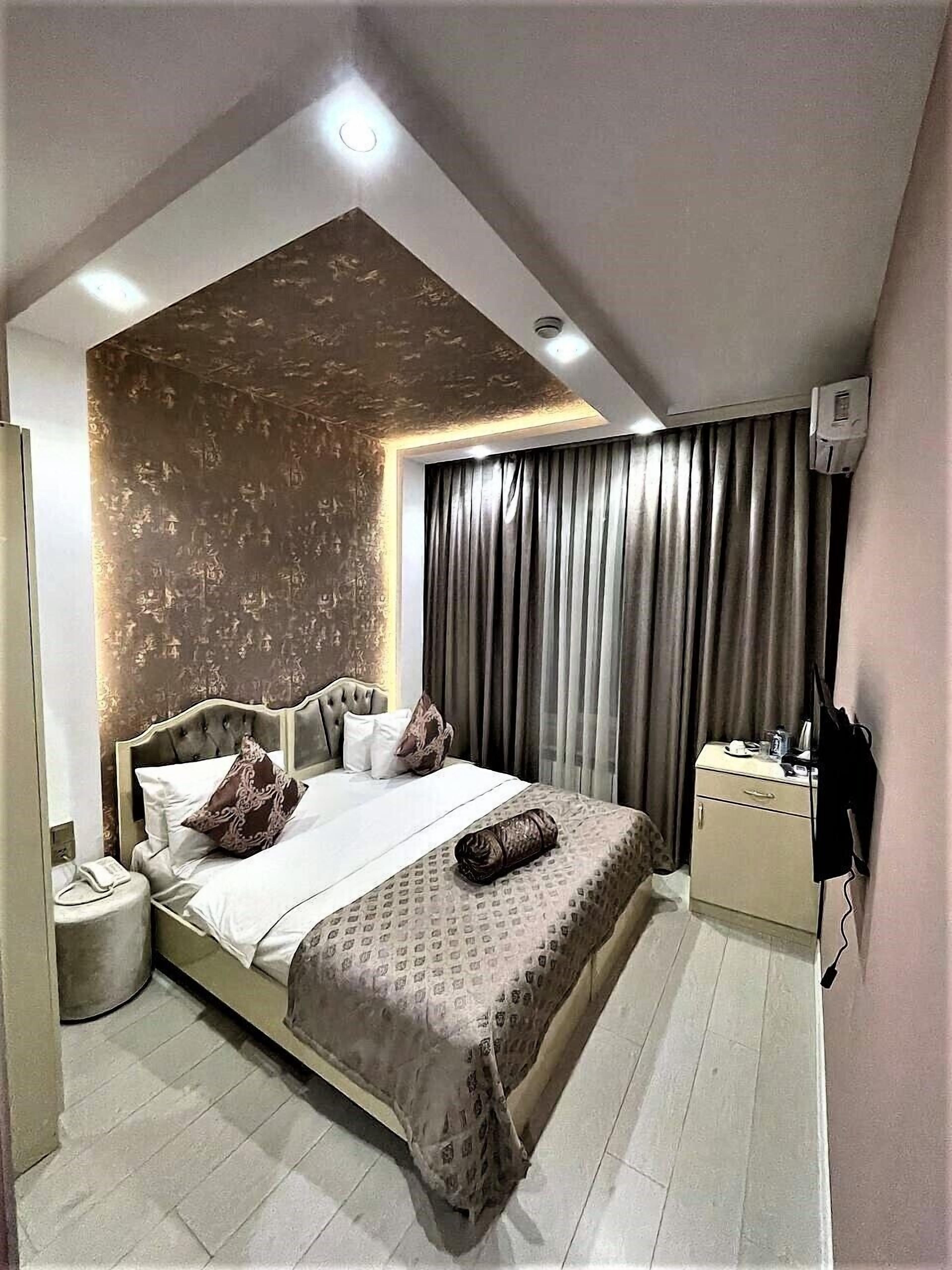 standard double or twin room | premium bedding, pillow-top beds, in-room safe, individually decorated