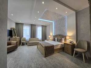 Habitación cuádruple Deluxe | Ropa de cama de alta calidad y camas con pillow-top