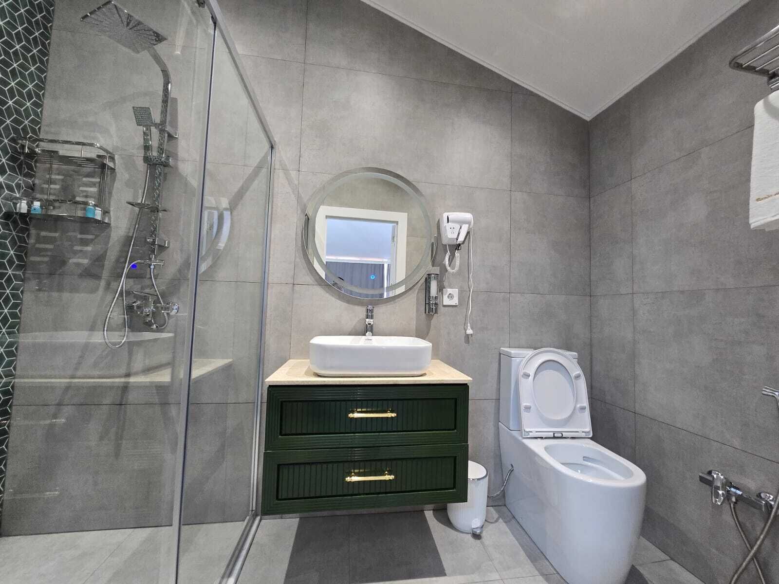 panoramic room | bathroom | shower, rainfall showerhead, free toiletries, hair dryer