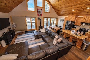 Living area - Hot Tub! Close to Fishing, ATV, Hiking, Rafting, Rivers! (Pagosa Springs)
