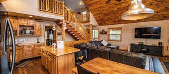 New Hot Tub! Close to Fishing, ATV, Hiking, Rafting, Rivers!