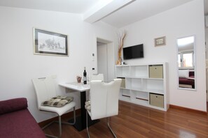 Departamento, 1 habitación | Área de sala de estar | Televisión de pantalla plana 