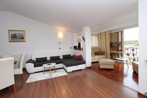 Apartment | Wohnbereich | Flachbildfernseher