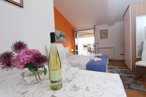 Studio | Living area | Flat-screen TV