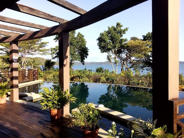 Petit déjeuner et déjeuner servis sur place, spécialités Cuisine locale