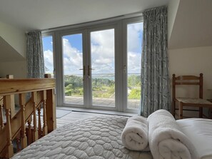 3 habitaciones, tabla de planchar con plancha y ropa de cama 