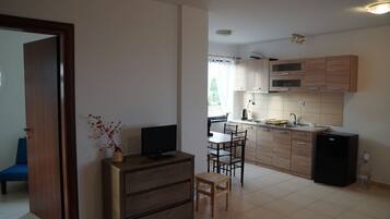 Fridge, oven, toaster, cookware/dishes/utensils