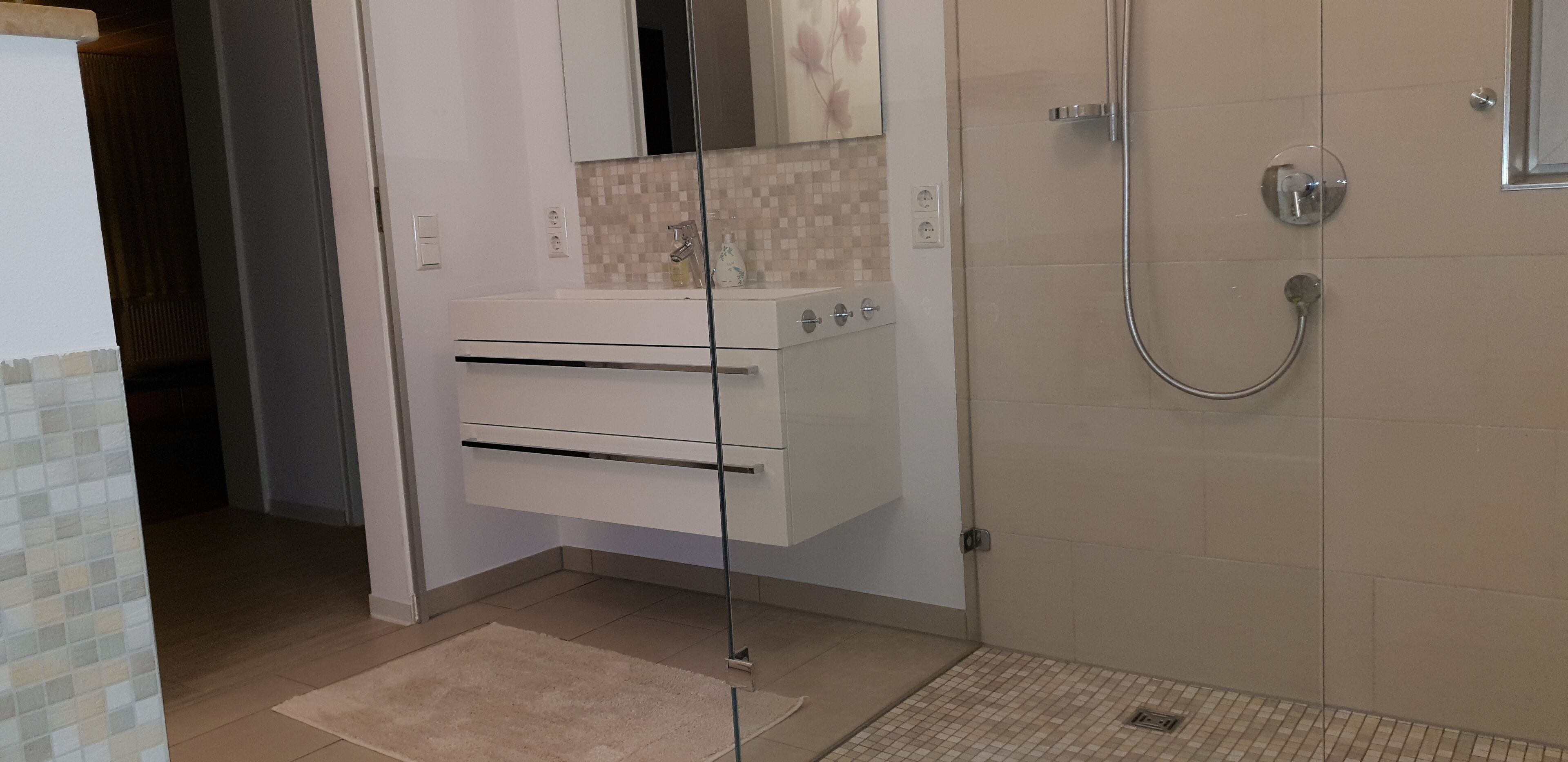 Badewanne, Haartrockner, Handtücher, Seife