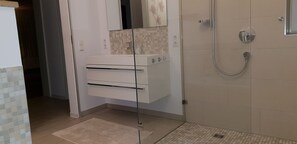 Vasca, asciugacapelli, asciugamani, sapone