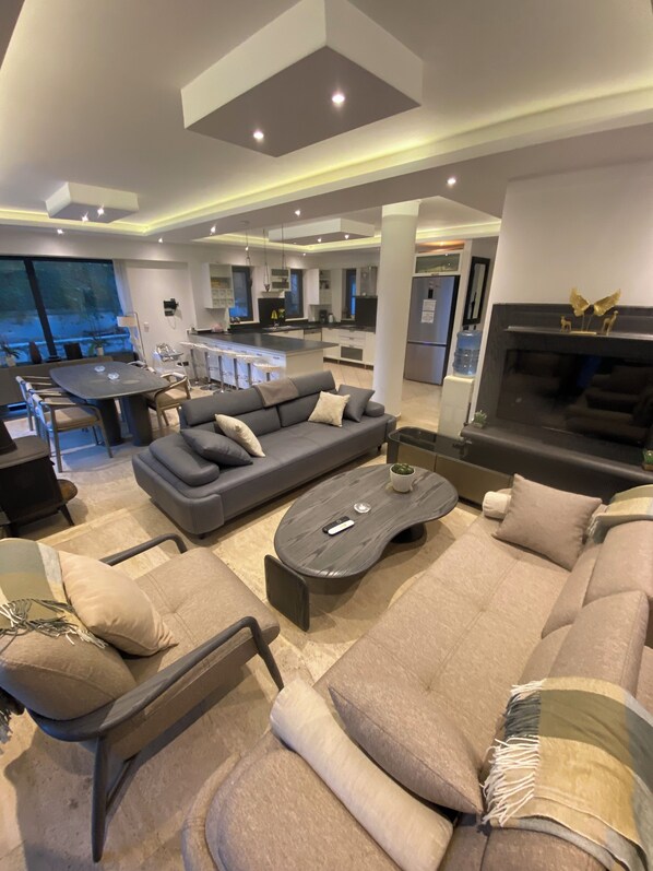 Smart TV, chimenea, consola de videojuegos y reproductor de DVD 