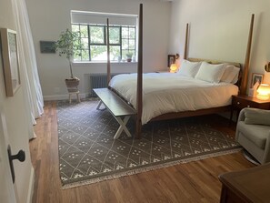 3 chambres, bureau, fer et planche à repasser, lit de bébé portatif