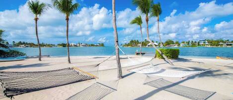 En la playa, camastros y toallas de playa