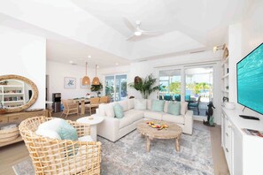 Fernseher, DVD-Player, Stereoanlage, Drucker