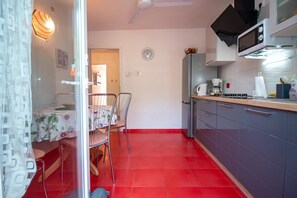 Apartment, 2 Bedrooms | Dining room