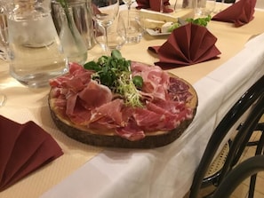 Frühstück, Mittagessen, Abendessen, lokale Küche
