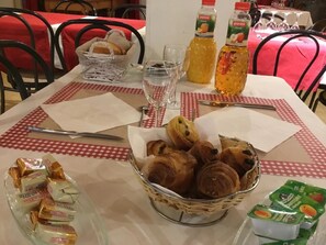 Breakfast, lunch and dinner served - Le Grand Joly (Sainte-Agnès)