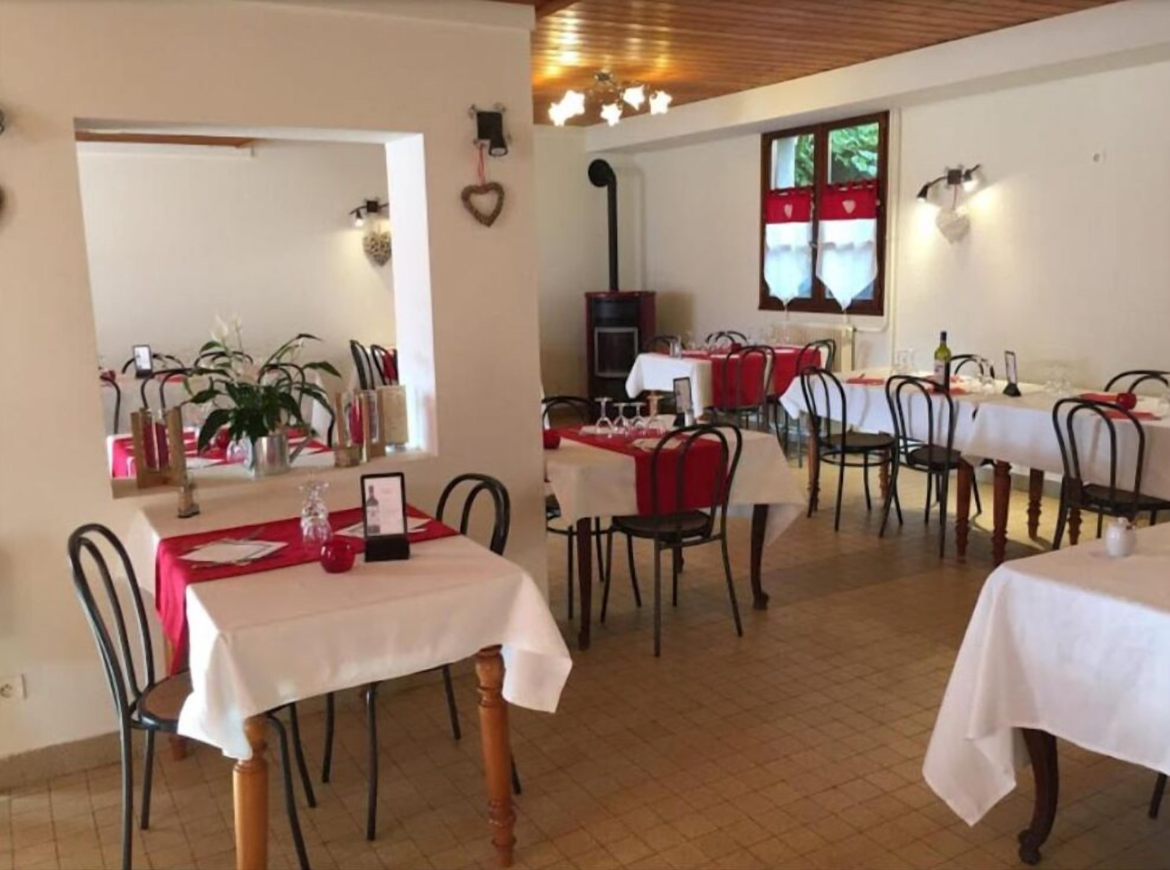 Melayani sarapan, makan siang, makan malam; sajian masakan lokal 