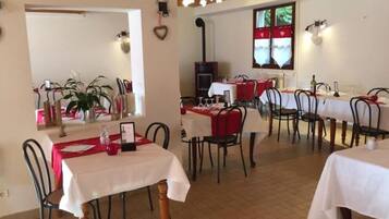 Breakfast, lunch, dinner served; local cuisine