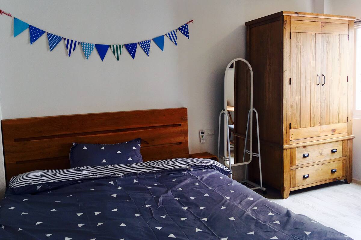Desk, free WiFi, bed sheets
