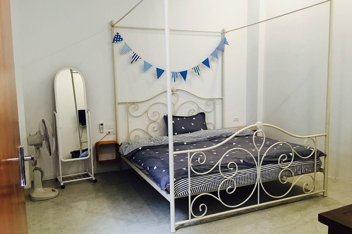 Desk, free WiFi, bed sheets