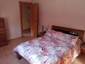 3 bedrooms, iron/ironing board, WiFi, bed sheets