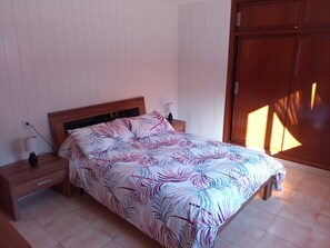 3 bedrooms, desk, iron/ironing board, WiFi - Vilanova's house. (Cangas)