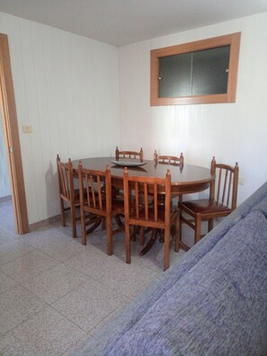 Dining - Vilanova's house. (Cangas)