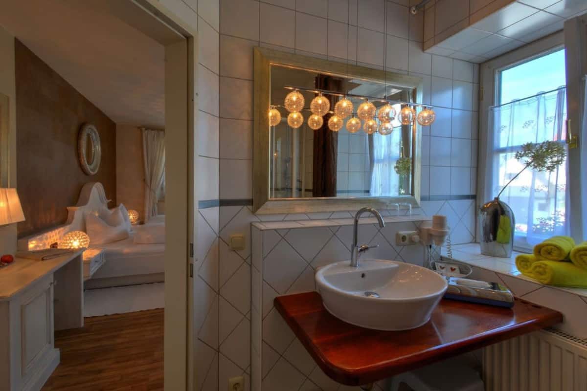 double room, 1 double bed | bathroom | deep-soaking bathtub, hair dryer, towels, soap