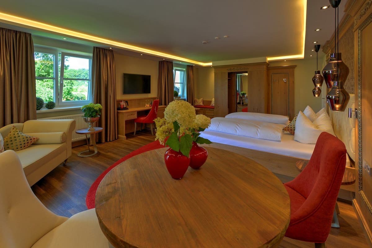 Phòng Suite Exclusive | 1 phòng ngủ, bộ đồ giường cao cấp, chăn bông, bàn 