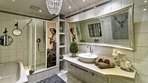Studio | Bilik Mandi | Tab mandi rendaman dalam, pengering rambut, tuala disediakan, sabun 