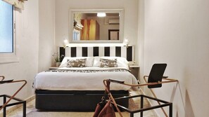 3 slaapkamers, een bureau, een strijkplank/strijkijzer, internet