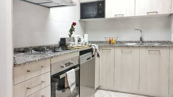 Kühlschrank, Mikrowelle, Ofen, Geschirrspüler