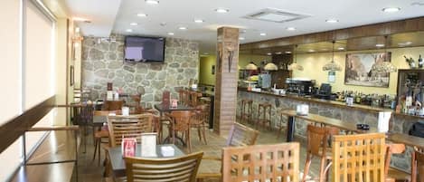 Daily continental breakfast (EUR 3.5 per person)