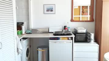 Frigorífico, horno, placa de cocina y cafetera o tetera