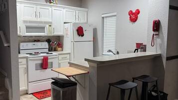 Een koelkast, een magnetron, een oven, een kookplaat