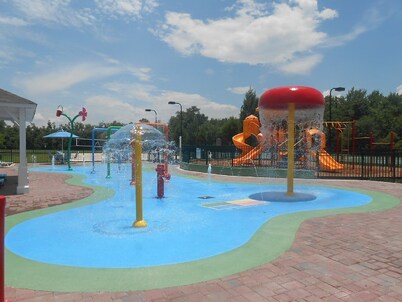 Close to Disney and Universal 