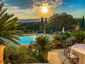 Junior Suite | In-room safe, individually decorated, individually furnished, desk