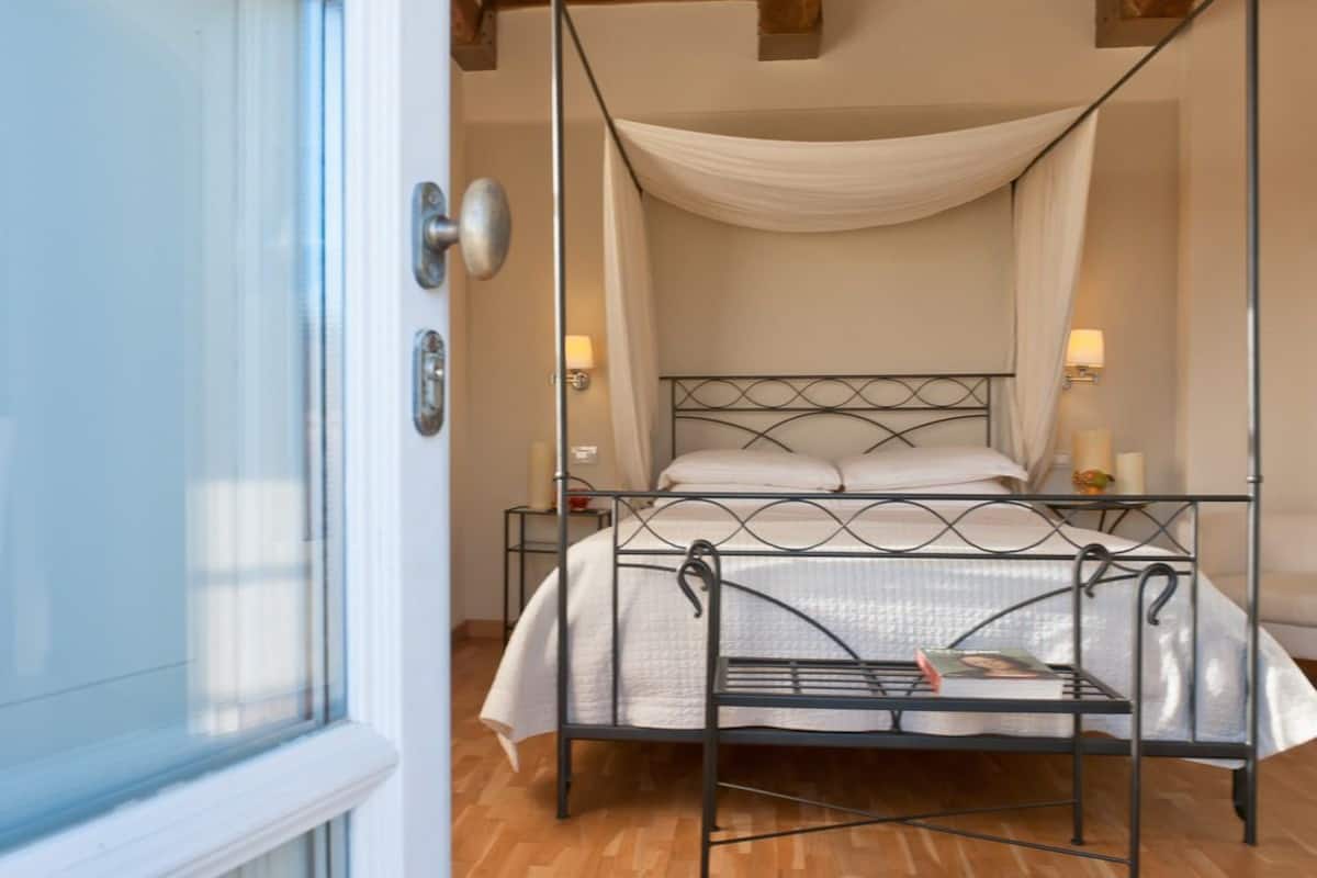 Kamar Double Deluks, balkon | Brankas dan didekorasi berbeda-beda